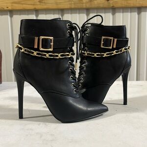 Shoe dazzle, size 8, black and gold